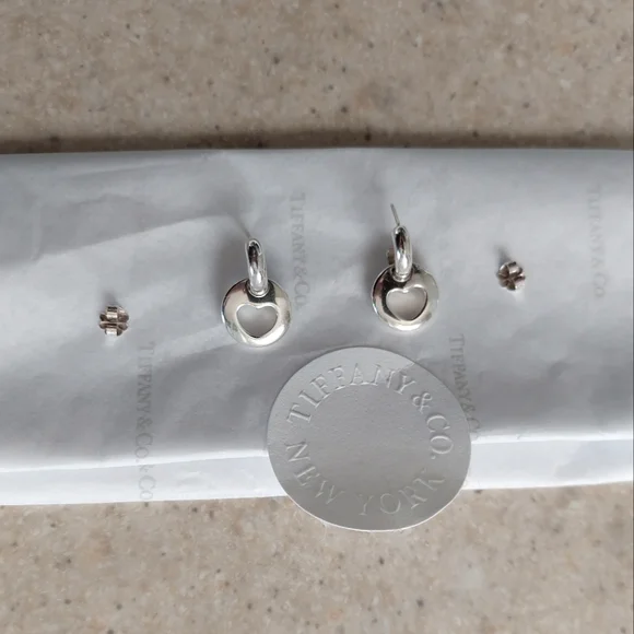 Tiffany & Co. 1999 Heart Cutout silver earrings - Picture 6 of 7
